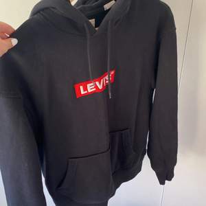 Skön hoodie med Levi’s logga framtill. Tyvärr för liten för mig men använd få gånger💗