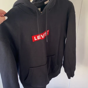 Svart Levi’s hoodie - Skön hoodie med Levi’s logga framtill. Tyvärr för liten för mig men använd få gånger💗