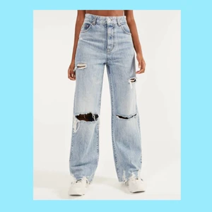 BERSHKA JEANS - Vida jeans från Bershka i storlek 40, dock lite små i midjan för mig som har 40 så skulle säga 38. Använda 1-2 gånger, inköpta för 399 kr.
