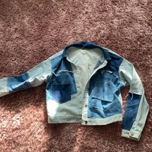 Denim jacka från shein - säljer denna oanvännda denim jackan, i bra skick, pris kan diskuteras !!