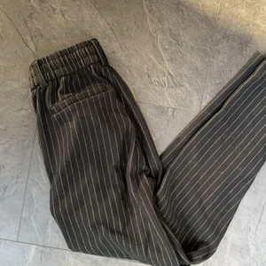 Randiga kostymbyxor  - Svarta kostymbyxor med smala grå ränder, har blivit för små 