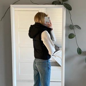 Väst från Zara - Använd fåtal gånger, I nytt skick. Jag är 170 som referens. Köpt på zara 