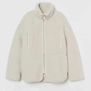 Pilejacka - Säljer denna pilejacka från H&M. Köpt här på Plick men jättefint skick. Lappen i kragen är borta men köpte den som en storlek XS. Kan skicka privata bilder vid intresse💕