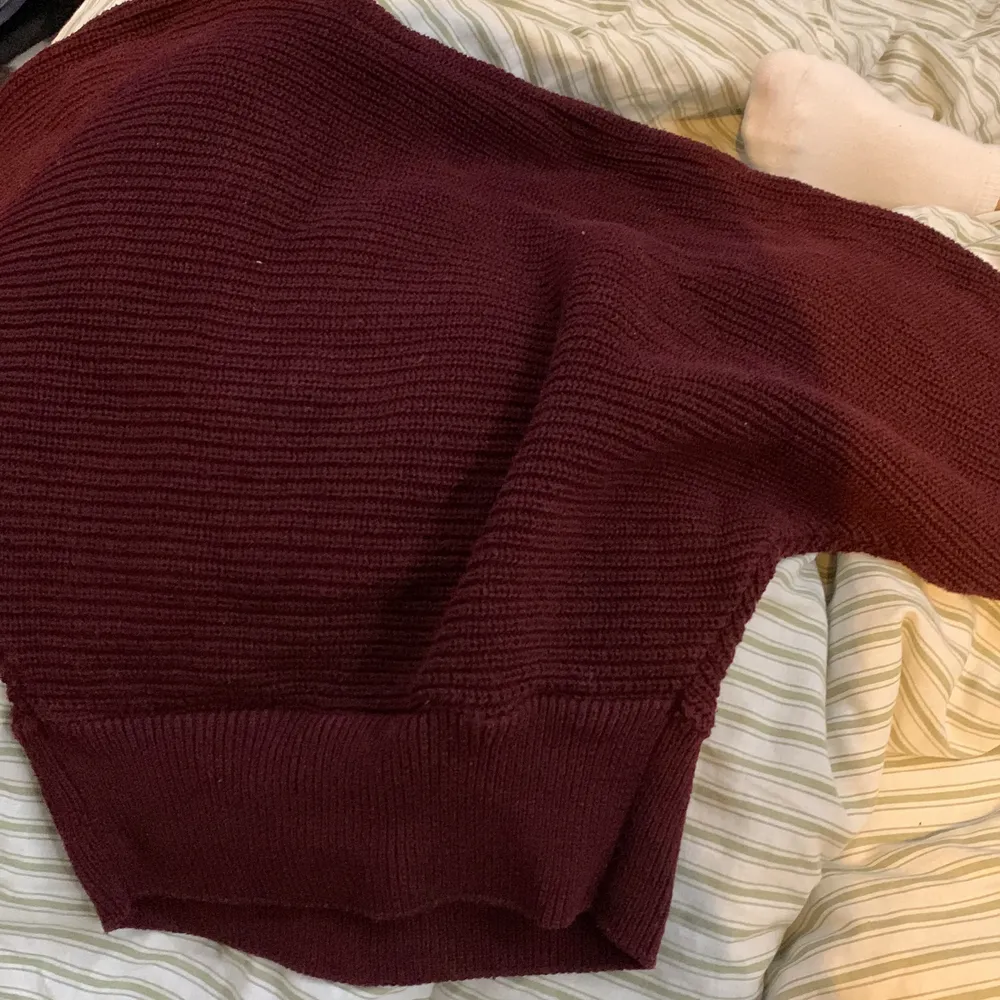 Sticka mörkröd tröja, den är lite längre an vad den ser ut att vara på bilden. Den är i strl xxs men passar en s också skulle jag säga 💕. Stickat.