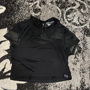 Killstar topp  - Killstar top med krage med broderade månar. Knappt använd 