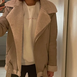 BIKER JACKA - Bikerjacka i biege med fuskpäls på kragen. från Zara. Storlek XS. 