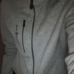 Sailracing  - Sailracing hoddie. Använd ett fåtal gånger. Inga märken eller något som är sönder. Ganska liten i storleken men sitter bra. Nypris -999kr. Kan budas på eller köpas direkt (500kr) 