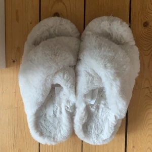 Fluffiga tofflor! - Superfluffiga sköna vita tofflor säljs i toppskick! Beställt i storlek 38 men passar 37&39. Köpt för 299kr. Köparen betalar frakt!
