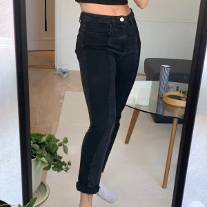 Nakd jeans - Fett snygga svarta jeans med paneler framtill i olika nyanser av svart grått. Passar storlek 36/34