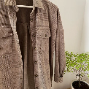 Skjorta mjuk Chiquelle - Hejsan! Använd 2-4 gånger. Fint skick, som ny! Storlek XS, oversized så blir som en S. 