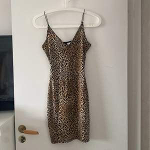 En supersnygg leopardmönstrad klänning från hm. Formar kroppen jättefint och sitter superskönt! Endast använd ett fåtal gånger! 