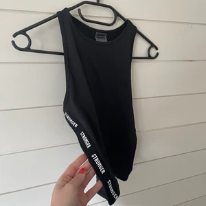 Träningslinne Stronger - Snygg träningstopp från Stronger i storlek S, helt oanvänd med lapp kvar då jag beställt fel!