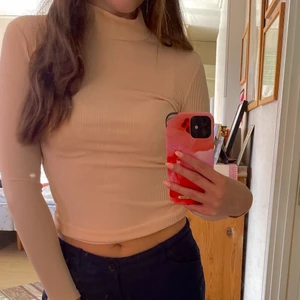 Boohoo stl 36 - Säljer min fina nude/rosa topp från Boohoo. Stl 36 men passar även 34. Använd ett fåtal gånger. Kragen kan även vikas ned. Möts gärna upp i Stockholm, kan frakta men då står du för frakten.💕Om stort intresse finns, buda i kommentarerna  👇🏼🤩