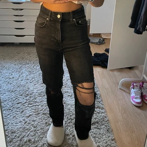 Jeans- ginatricot - Jeans från GinaTricot med hål vid knäna! Storlek 34, så passar bra på många. Sköna, snygga och trendiga! Nypris 499. Använda 1-2 gånger