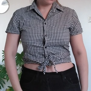 Gingham crop top - Vintage croptop i gingham svartvitt tyg. superfint skick. Storleken säger 38/40 vilket jag skulle uppskatta är en 36/38 i dagens storlekar 
