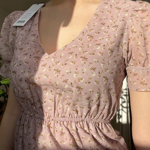 Blommig klänning  - Säljer denna fina blommiga klänningen ifrån nelly! Aldrig använd! 