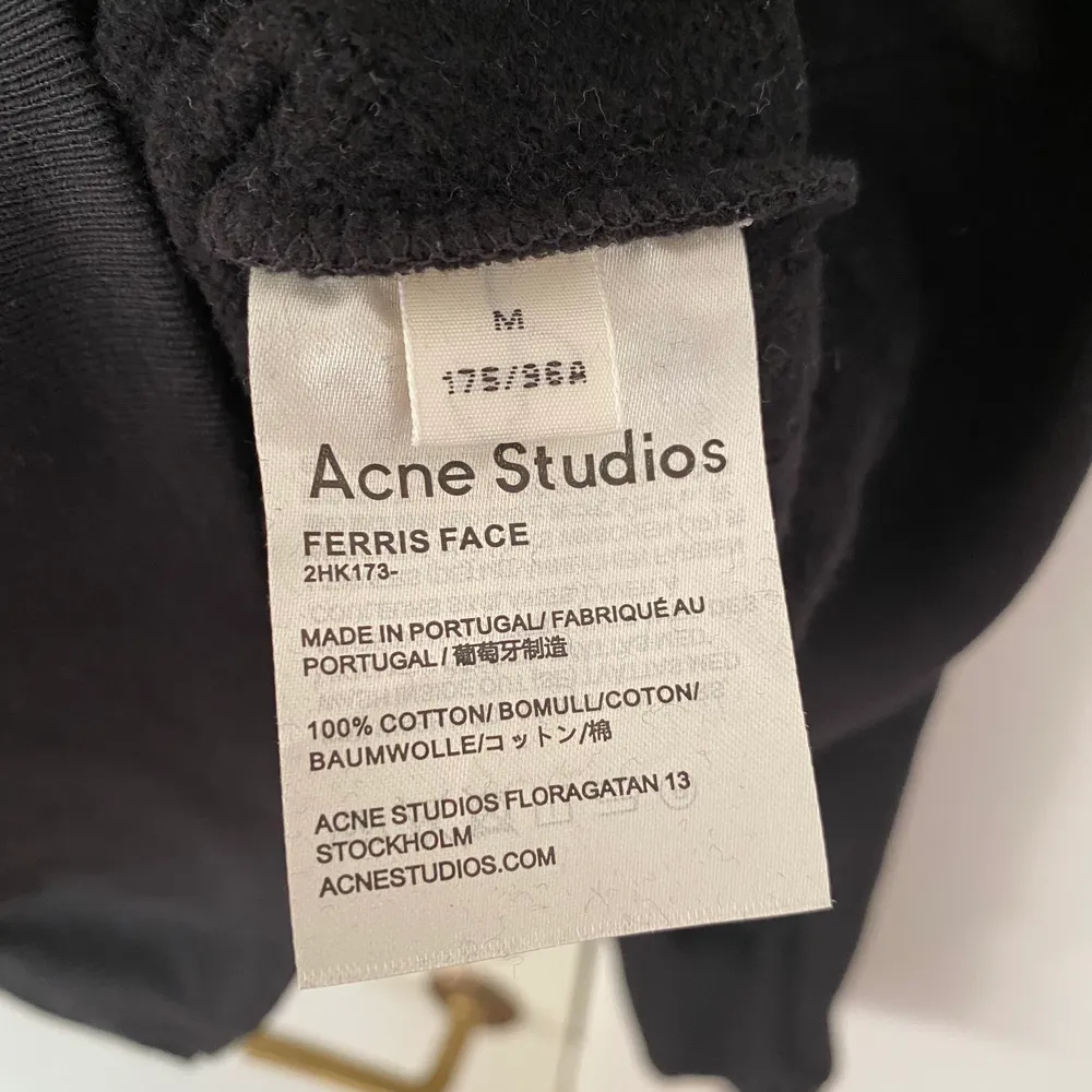 Hej! Säljer här min jättefina hoodie från Acne Studios! Som ni ser är skicket som nytt då den knappt är använd. Sitter som en Medium! Passar såklart tjejer också. Kolla min profil! Rensar massa Acne nu!! Hörs om det är nån fråga 🌻 . Hoodies.