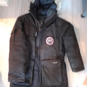 Canada goose - Säljer nu min svarta Canada goose Jacka, den är i storlek S/P vilket är small-petttit. Jag är 184cm och väger 86. Jackan är unisex. I jackan finns serienummer och all info för för äktheten på jackan. Jackan behövs kemtvättas. Men annars bra skick. Pris kan diskuteras, skickas med post och om det behövs. Jag står för frakt och att de blir spårbart. Huvudsaken är att båda blir nöjda. Hoppas på ärlig köpare och huvudsaken att båda blir nöjda.