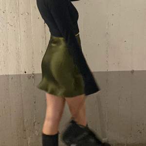 Grön kjol från asos i strl 32. 100kr inklusive spårbar frakt ❤️