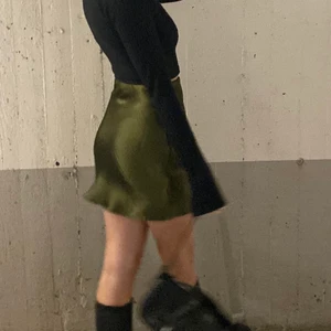 Kjol  - Grön kjol från asos i strl 32. 100kr inklusive spårbar frakt ❤️