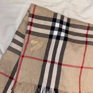 Burberry halsduk - Säljer min fina Burberry halsduk/sjal!