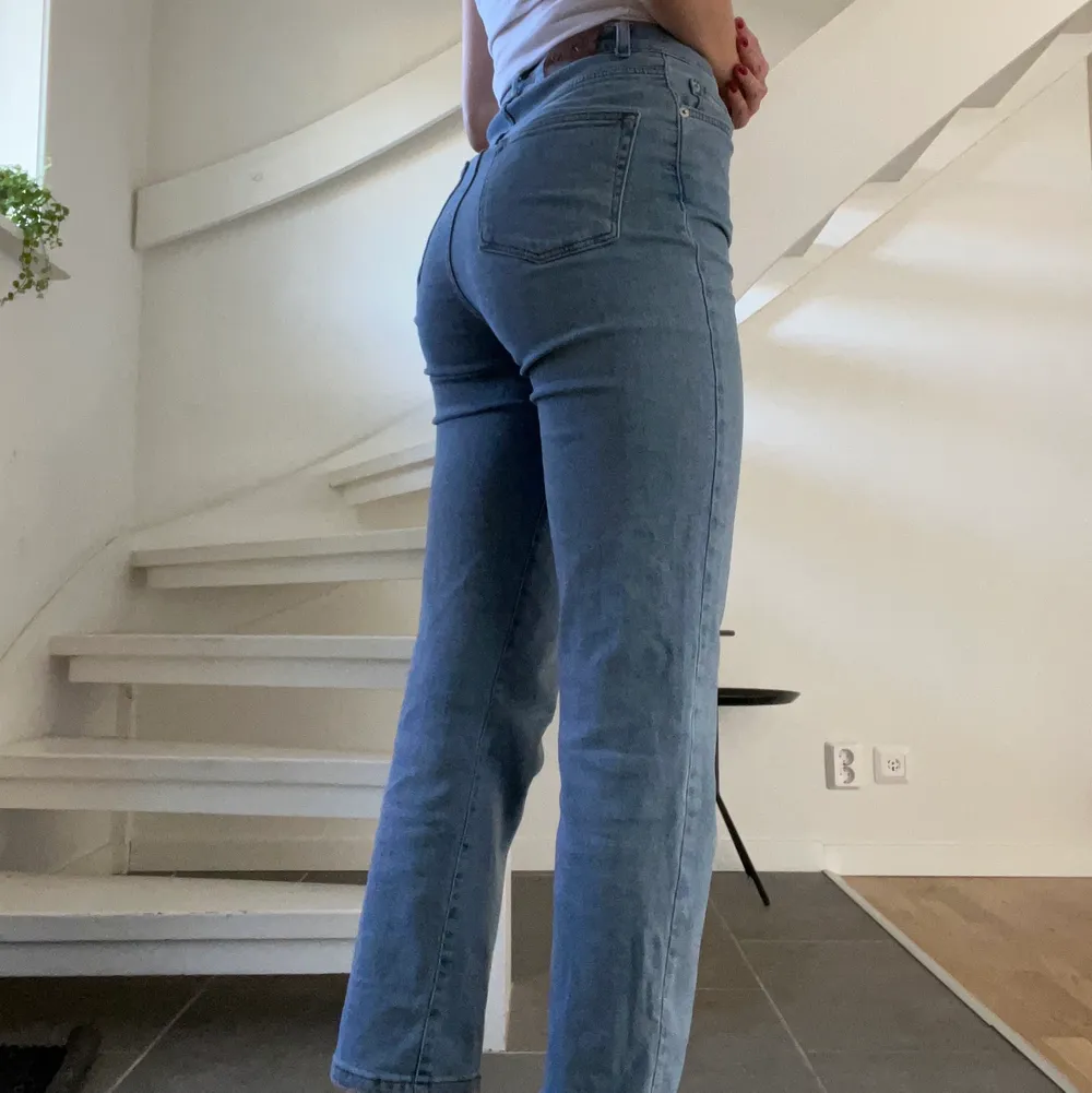Ett par ljusblåa jeans från NAKD som är väldigt stretchiga och sköna. Storlek 36 men är ganska korta i benen för mig som är 175cm. Somsagt väldigt stretchiga, så passar nog större storlekar än 36.. Jeans & Byxor.
