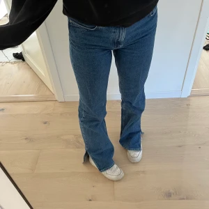 Jeans från mango - Säljer dessa mörkblå snygga jeansen från mango❤️ Använt fåtal gånger💗 Nypris: 599 kr