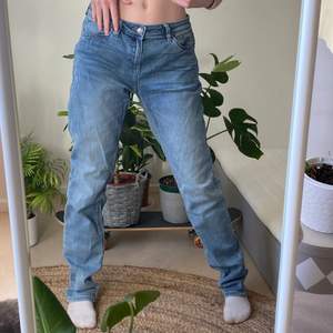 Jättefina och sköna lågmidjade jeans!! Strl 29 men för långa för mig som är 162, skulle kunna passa 170+ om man inte älskar stora jeans såklart! Annars jättebra kvalite och snygg passform🤩