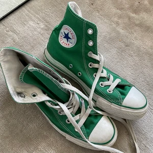 Gröna converse - Converse i en väldigt fin klar grön färg 🤌 storlek 37,5 som är lite för litet för mig som vanligen har 38-39 🥲 lite smuts på högra dojan annars väldigt fina 😁