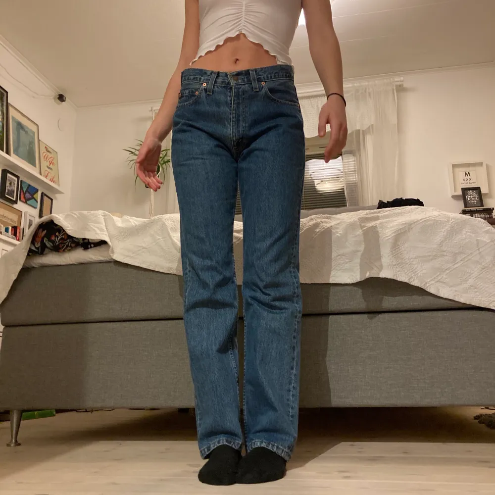 Skiiiitsnygga Levis jeans som är storlek 30/32 men passar mindre. Modellen brukar ha storlek 27/32 och är 173 cm. . Jeans & Byxor.