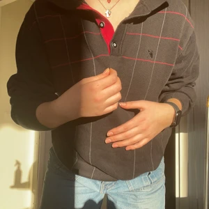 Farfarströja - Säljer denna superhäftiga farfarströjan då den inte längre kommer till användning och den vill ha mer kärlek i ett mytt hem❤️ Går att knäppa i vid halsen. Står storlek L men sitter bra och oversisized på mig som vanligtvis har storlek S i tröjor. Väldigt fint skick och bra kvalitet!! Bara helt svart på ryggen.❤️ Skriv om du har några frågor eller vill ha fler bilder 🥰 pris går alltid att diskutera:)