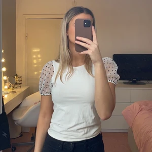 Vit topp - Söt vit topp med puffärmar i prickigt mönster. Från primark i storlek S. Endast använd 1 gång. Köparen står för frakt :)