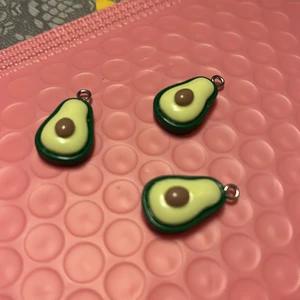 Gröna avokado’s berlocker - Gröna jätte fina avokado berlocker jätte bra kvalitet tål mycket man kan göra örhängen av dom om man vill🤍🤍