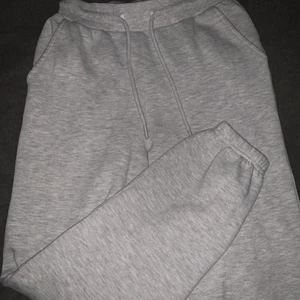 Grå mjukis byxor  - Ett par grå mjukis byxor! Använda några gånger! Bra skick! Storlek XXS-XS! Kostar 60 kr 