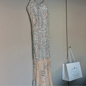 Jiovani inspirerad klänning  - Jovani bal, afton /festklänning endast använd 1 gång. Passar storlek S, men även en M med breda höfter och smal midja, kuppa från B-D. Slits på sidan, och lite tung pga alla strass och utsmyckning. För seriösa köpare kan ytterligare foton skickas samt priset diskuteras. (Lånad bild)