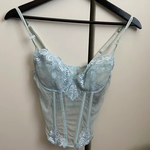 Korsett  - Så drömig ljusblå korsett jag köpte på sellpy men som tyvärr inte passar mig. Oanvänd med sin originella lapp, alltså inte den från sellpy. Storlek 75B. Passar A-B kupa men mer åt A hållet då de är lite för små för mig med B. Från märket Jolidon. Köp direkt för 300 plus frakt❗️