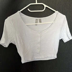 Asos tröja  - Kort vit tröja från asos. Det finns ett 3 mm hål på framsidan som inte märks av pga plaggets ränder 