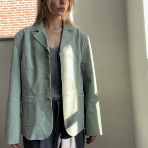 Ljusgrön kavaj/jacka - Ljusgrön vårjacka i mocka (se tyg och färg på sista bilden) 💓 (lite oversize)