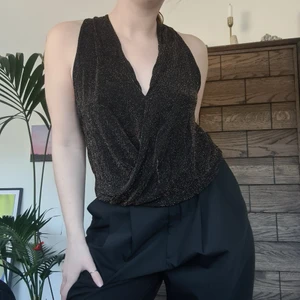 Black sparkly halter top - Svart haltertopp med skimriga guldtrådar som ger skimrande effekt