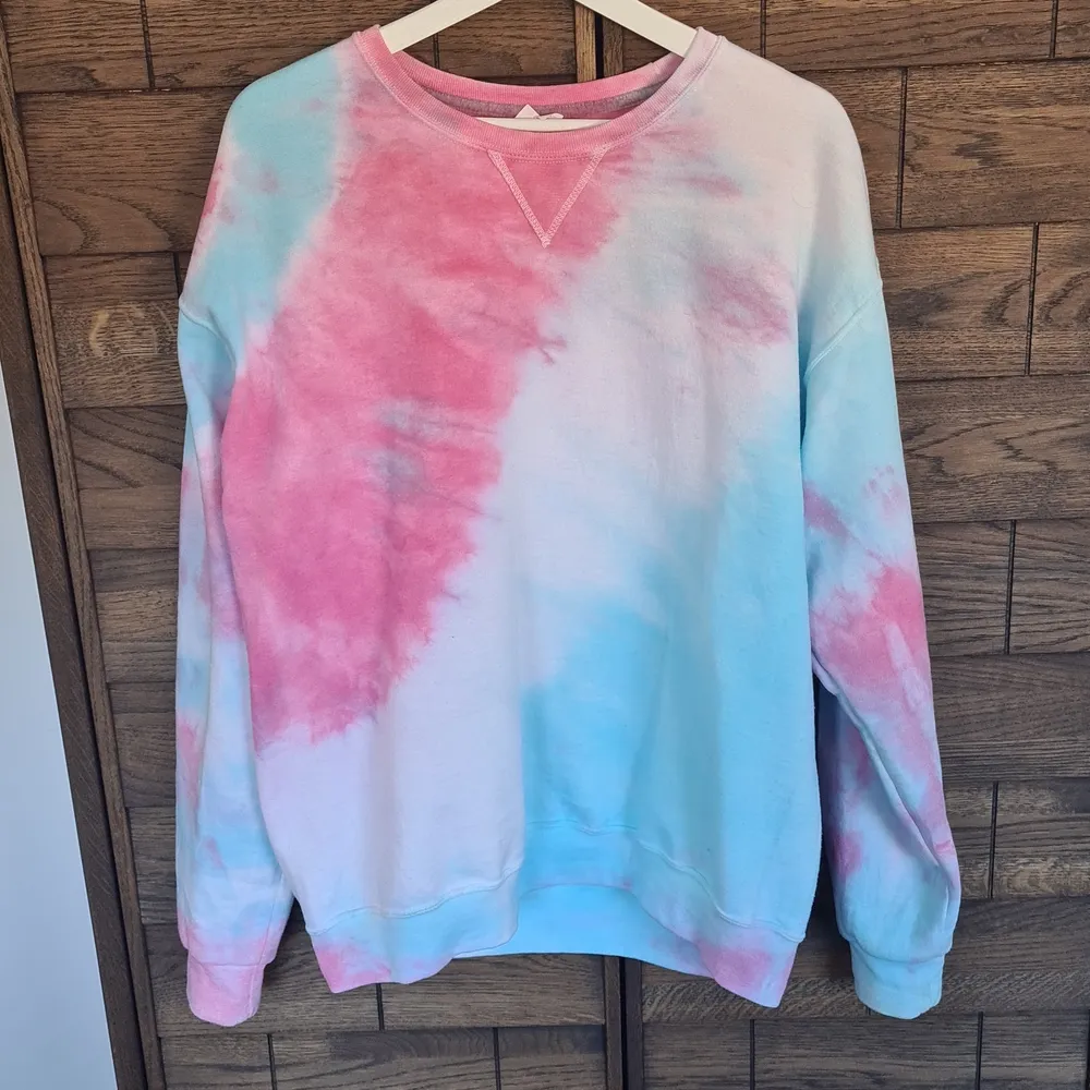 Custom made tie dye sweatshirt, supermjuk och varm, specialbeställd i rosa och blått. Hoodies.