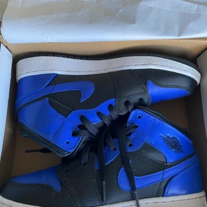 Skor  - Hej! Säljer nu mina jordans 1 mid. Skorna är knappast använda och är i bra skick. Crease skydd ingår och dom är köpta från restocks i vintras! Frakt tillkommer och pris kan diskuteras! Nypris:2200+frakt, hör av er vid intresse!❤️🌸