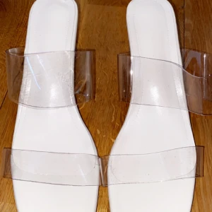 Klackor - Hej! Jag säljer dessa klackskor jag fick i present ett långt tag sen men bara legat i garderoben. Jag har endast testat dom hemma 1 gång och gått lite men aldrig använt de ute. Därav i nyskick. Storlek 39 men det passar en 38 som jag är.   