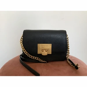 Michael kors mini crossbody bag - Säljer min mini Michael kors.                                       Det är användbar som crossbody och clutch ( avtagbar rem.)                                                                          Shick: bra men täcken på användning finns ( ni kan se på tredje bilden.) Det är inte jätte synlig , men jag tog väldigt nära bild för att låt er veta )                    