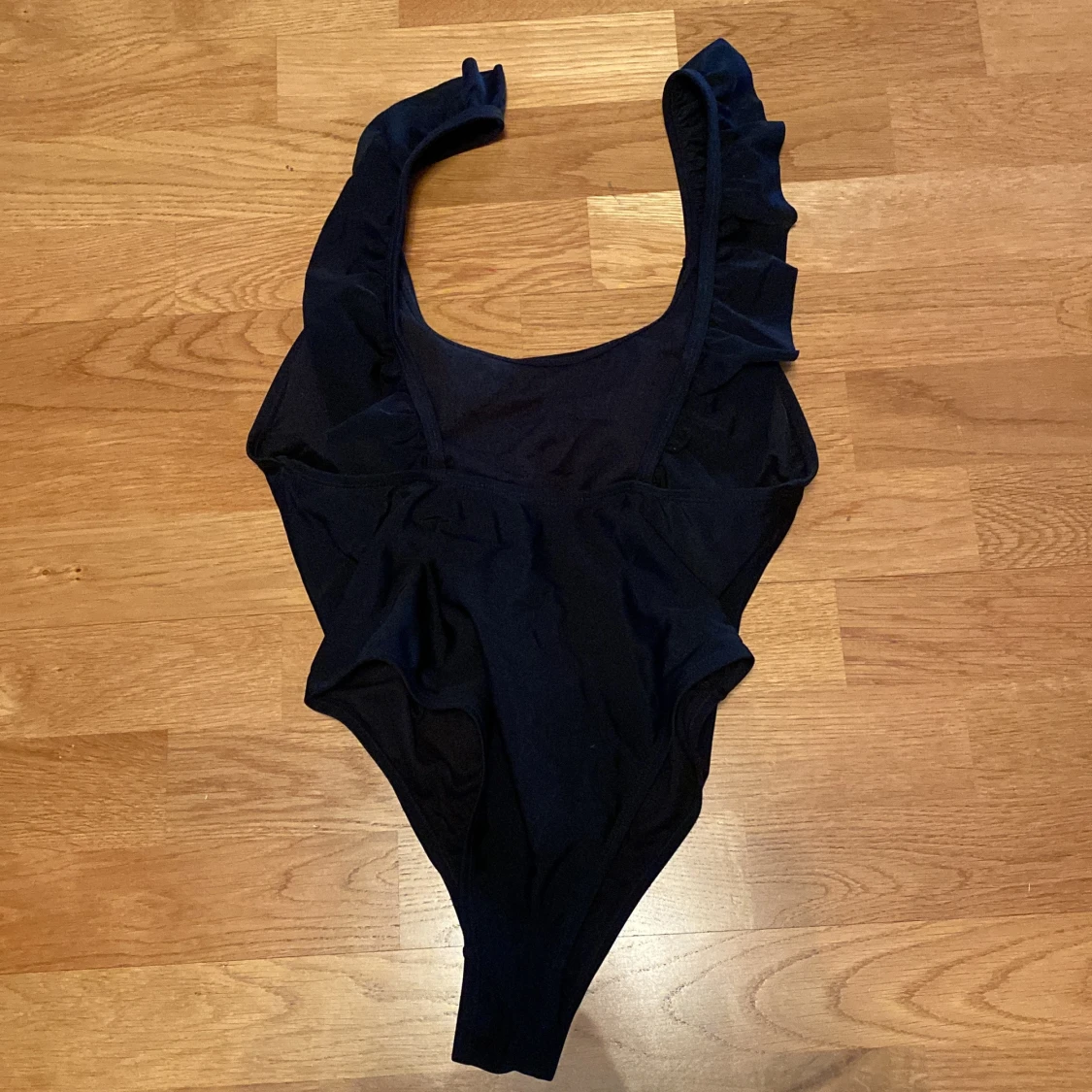 Baddräkt med fladdriga band - 90