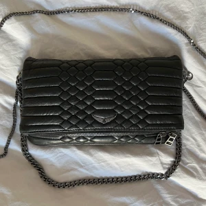 Zadig väska - Säljer min älsklingsväska❣️ Lätt att styla och sjukt snygg❤️‍🔥❤️‍🔥  Väldigt bra skick och äkthetsbevis och dustbag finns💋💋 ❤️ Slutsåld på zadigs hemsida!!!