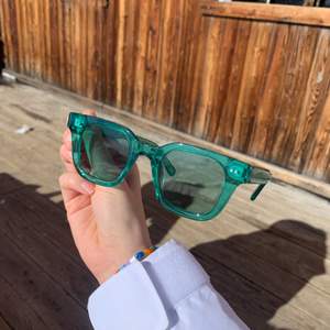 Solglasögon Aqua #004 Clear från chimi med blå/grönt glas (de två första bilderna visar färgen rätt) . Glasögonen har inga repor och säljer de då jag knappt fått någon användning för de. Fodralet är lite lätt tilltufsat men fungerar bra att använda