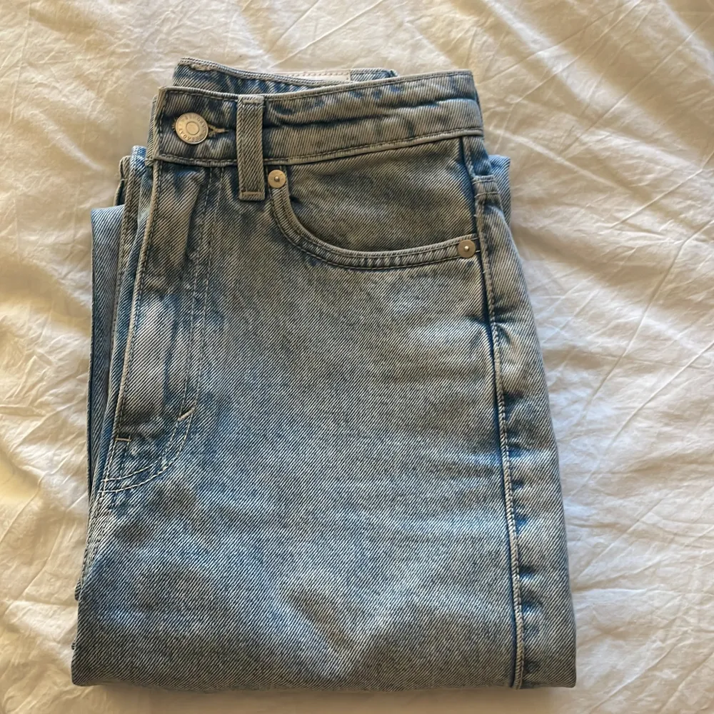 Säljer mina jeans i modellen Rowe från weekday, då dem endast är använda ca 5 gånger. Frakt ingår inte i priset!!💕. Jeans & Byxor.