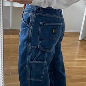Super snygga baggy jeans med mycket detaljer. Det har blivit lite hål på knät men inget som inte skulle gå att laga eller rocka!har vuxit ifrån denna stil därför säljs det! 