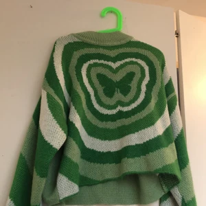 Grön mjukiströja - Grön mjukis/tjock tröja med fjärilsmönster🌳 