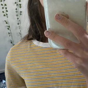 T-shirt  -  Ganska tajt t-shirt Använd ett fåtal gånger, fråga om ni vill veta någonting annat och jag står inte för frakten men om ni är intresserade så tittar jag upp vad frakten är💕